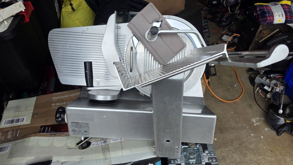 The BIZERBA SE12D US Automatic Manual Gravity Deli Meat Slicer turns on. I don't know how to turn on automatic mode. See photo.