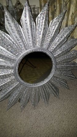 Este hermoso espejo decorado completamente con pequeñas piedras plateada y pintura plateado es muy elegante y único