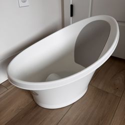 $25 BEABA by Shnuggle Bath Tub- Gently Used- Great Condition 