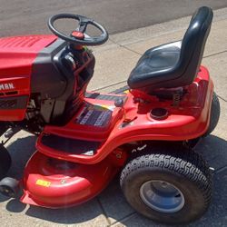 Super Nice Craftsman T130 Riding Lawn Mower. With Briggs & Stratton 540cc Engine. 42-in Cutting Deck