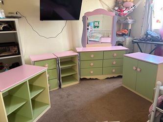 Girls bedroom set / dresser / drawer /furniture