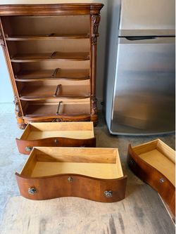 Very nice dresser set