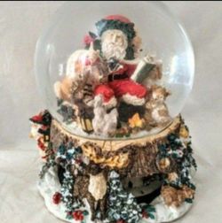 Absolutely Beautiful SANTA WITH FOREST CREATURES LARGE MUSICAL SNOWGLOBE 8"X 7" Inches NICE!