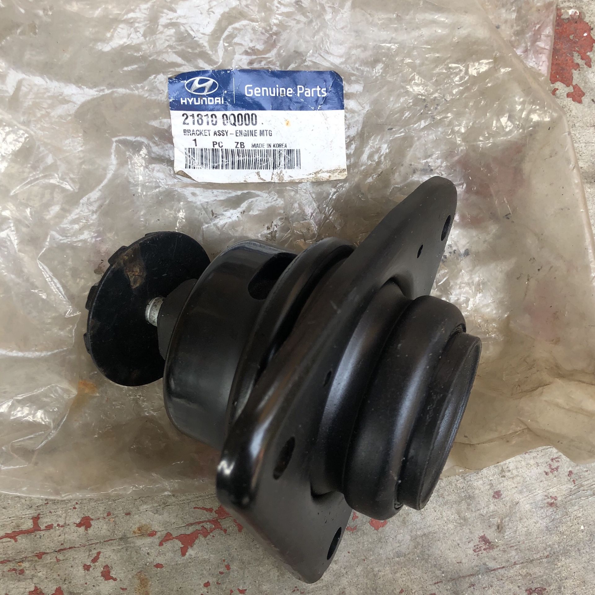 Genuine OEM Hyundai right engine mount 218100Q000