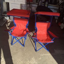 dos sillas para  niños