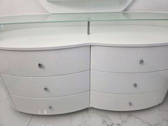 White Gloss Dresser with Mirror and Glass Shelf and Lamp