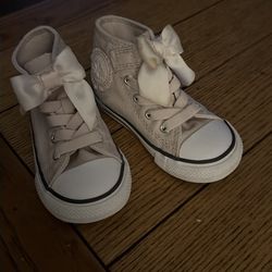 Girl toddlers converse