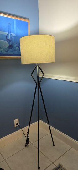 Tri-pod lamp
