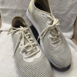 Breathable mesh upper for airflow. Lightweight design supports daily runs and workouts. Lace-up closure secures fit. Cushioned midsole offers comfort.