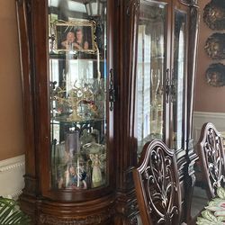 Beautiful dinning room set complete table 6 chairs and lighted hutch heavy set pedestal table