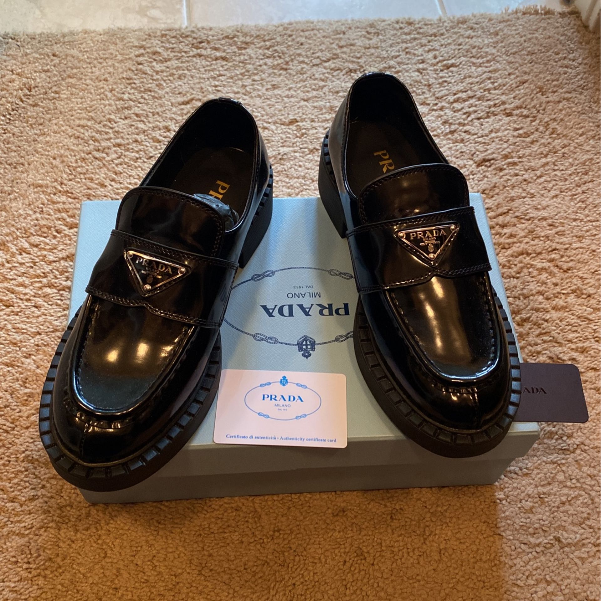 High End Replica- Prada Leather ladies shoe size 9 (Size 40)
