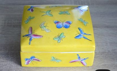 China Chinese Famille Jaune Butterfly Porcelain Box