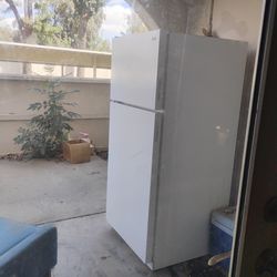 FREE FREE FREE FREE refrigerator out of Freon free regular size whirlpool