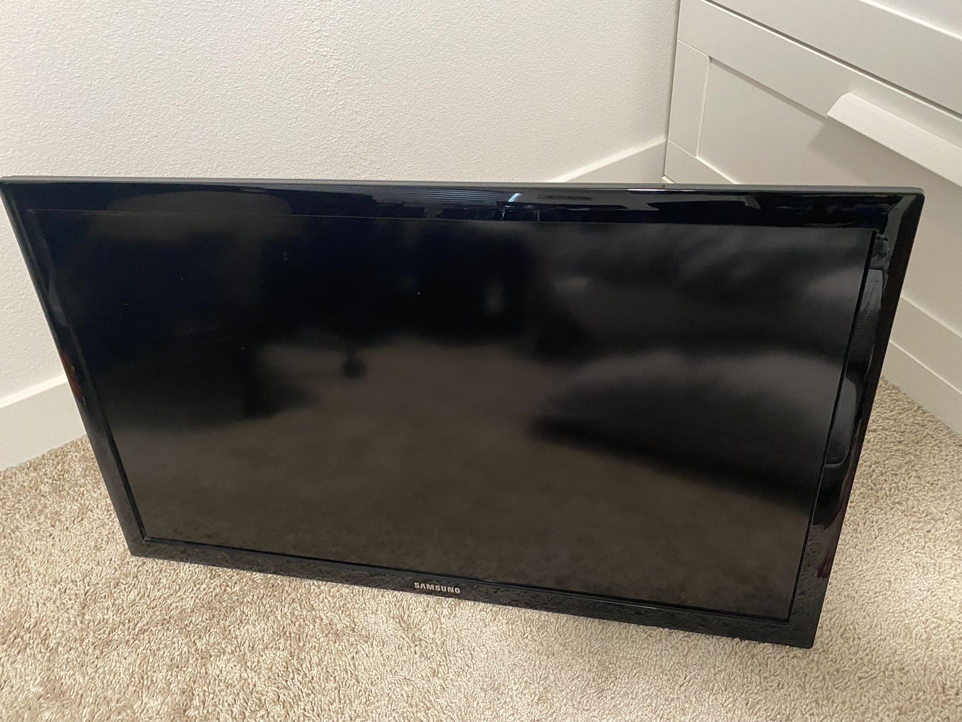 Samsung TV 32 Inches Flat Screen
