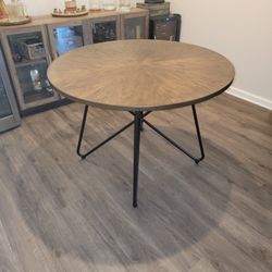 Dining Room Table Excellent Condition