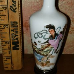 VINTAGE petite detailed geisha girl porcelain vase on stand