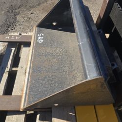 small skidsteer or dingo bucket like new