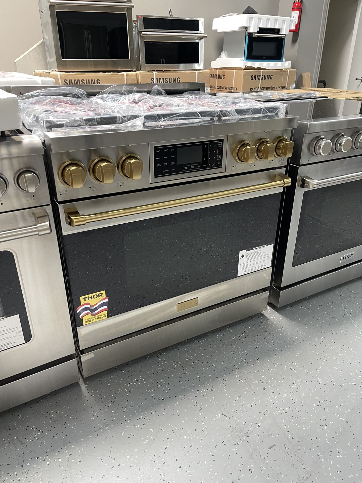 Thor 36’ Gas Stove - Gold Accents -new