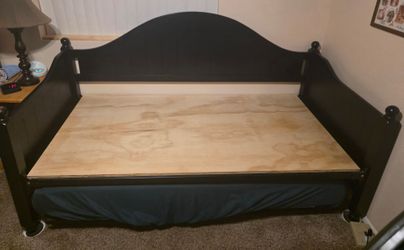 Wood Day Bed with metal Trundle