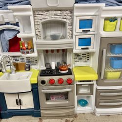 Step2 Elegant Edge Kitchen Toddler Pretend Play Toy Kitchen