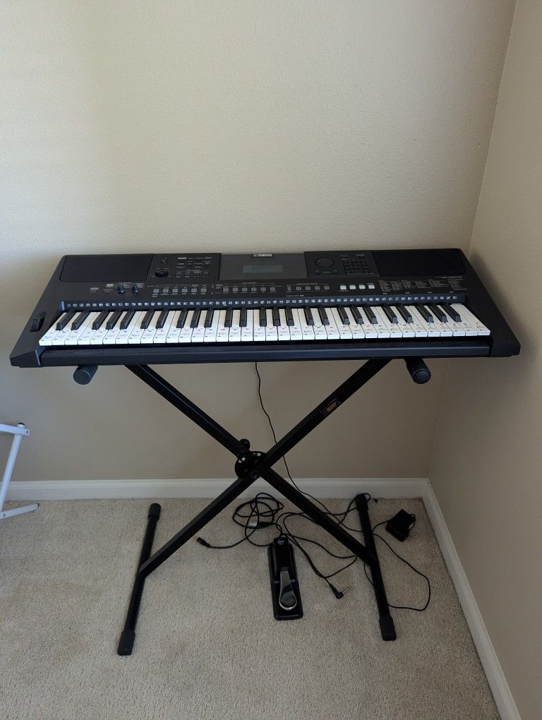 Yamaha Digital Keyboard E643