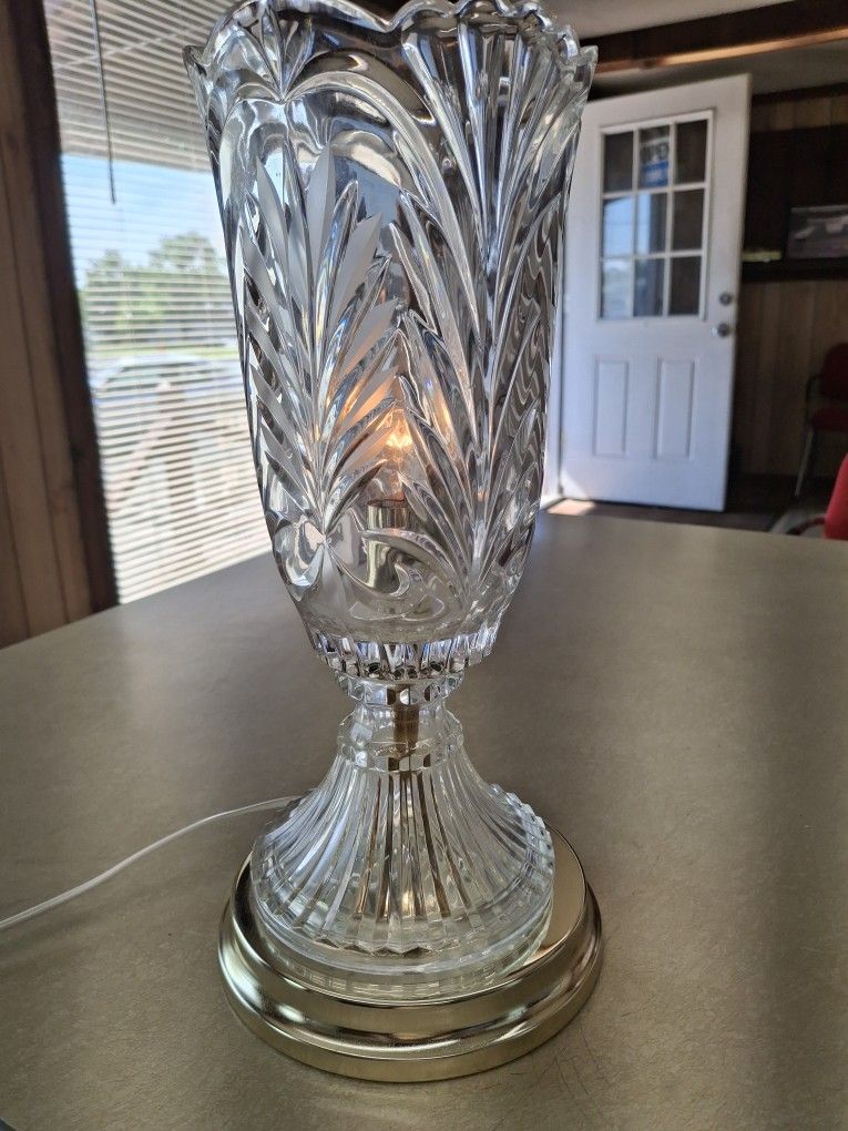  BEAUTIFUL VINTAGE 24%LEAD CRYSTAL CLEAR GLASS TABLE LAMP WORKS PERFECT 