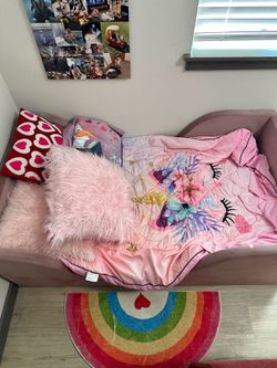 *** GIRLS BED + VANITY ***