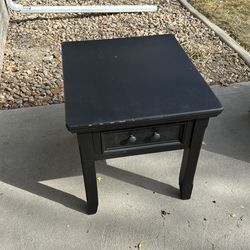 Side table - FREE -FRIZZLE