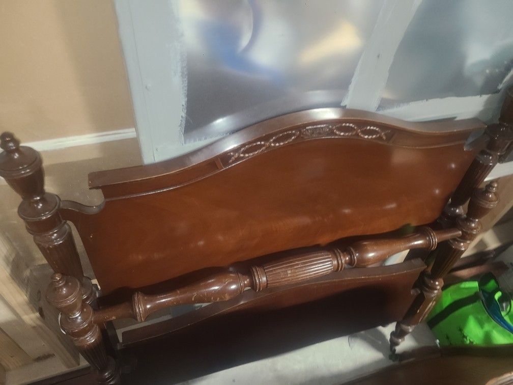 Bedframe vintage Twin mahogany