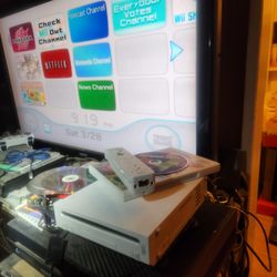 Nintendo Wii w Cords Remotes and Games "In Working Condition "