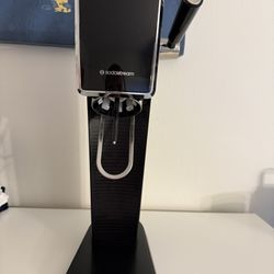 SodaStream Bundle – 4 CO₂ Tanks + 9 Bottles – Excellent Condition