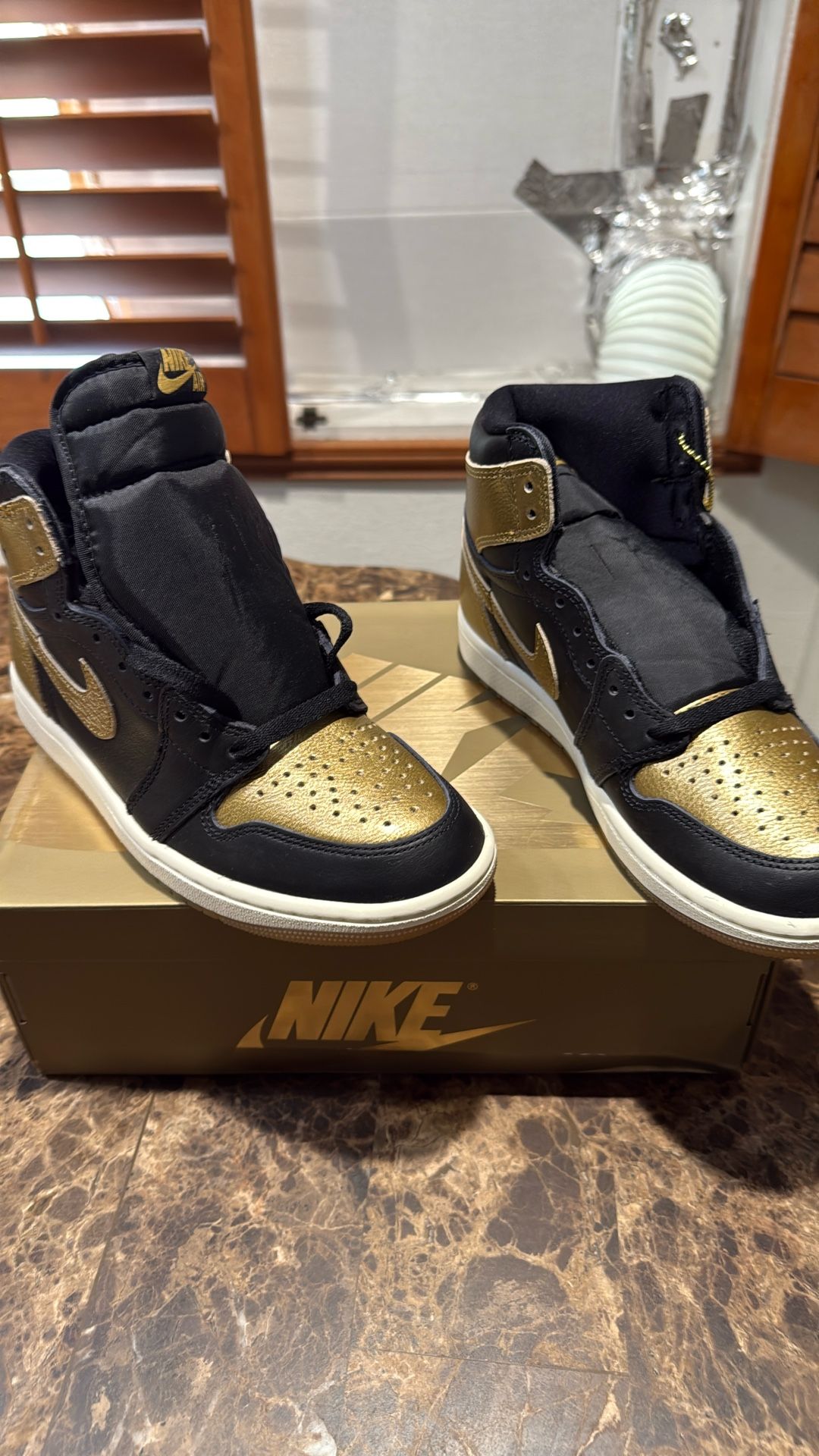 NIKE AIR JORDAN RETRO OG BKACK METALLIC GOLD