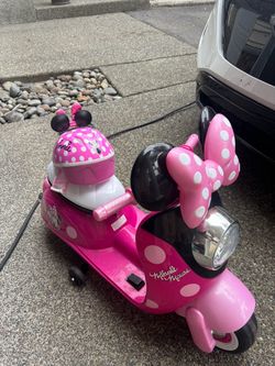 Minnie Mouse Kids Ride-On Scooter with Helmet