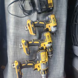Dewalt 4 Tools -  DCD995 + DCD790 + DCF885 + CHARGER