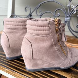 Wedged boots