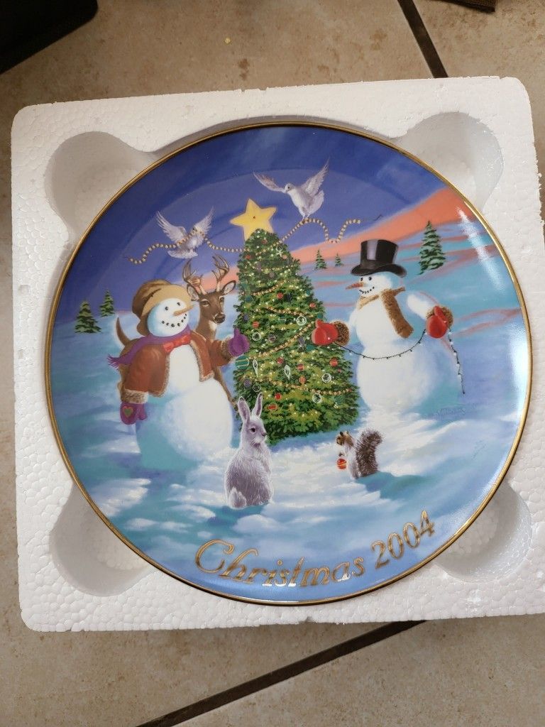 Avon Collector Christmas Plate Trimming The Tree With Friends Trimmed With 22k Gold