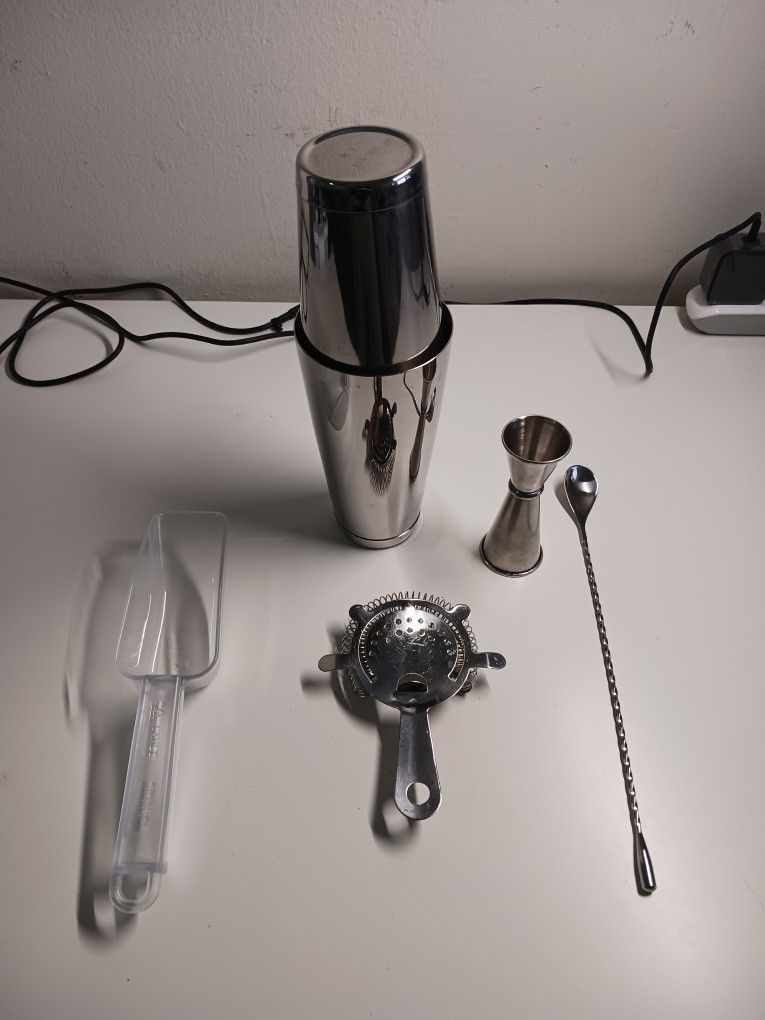 Bartender kit New.
Japanese Shaker KORIKO (the best in the workd).
Included bar spoon syraoner scooper and jigger.
All for Only 20 dollars.
And I gift