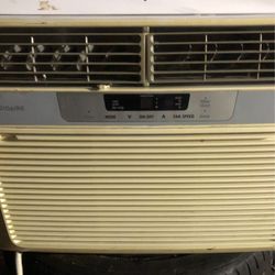 FRIGIDAIRE 12000BTU WINDOW AIR CONDITIONER UNIT 
