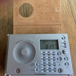 (Vintage / Like New) Grundig Short Wave Radio G-2000A (works)