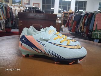 Soccer cleats us size 2.5youth