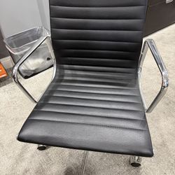 6 Chairs / On Wheels : Adjustable Height 