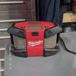 Milwaukee M12 Radio