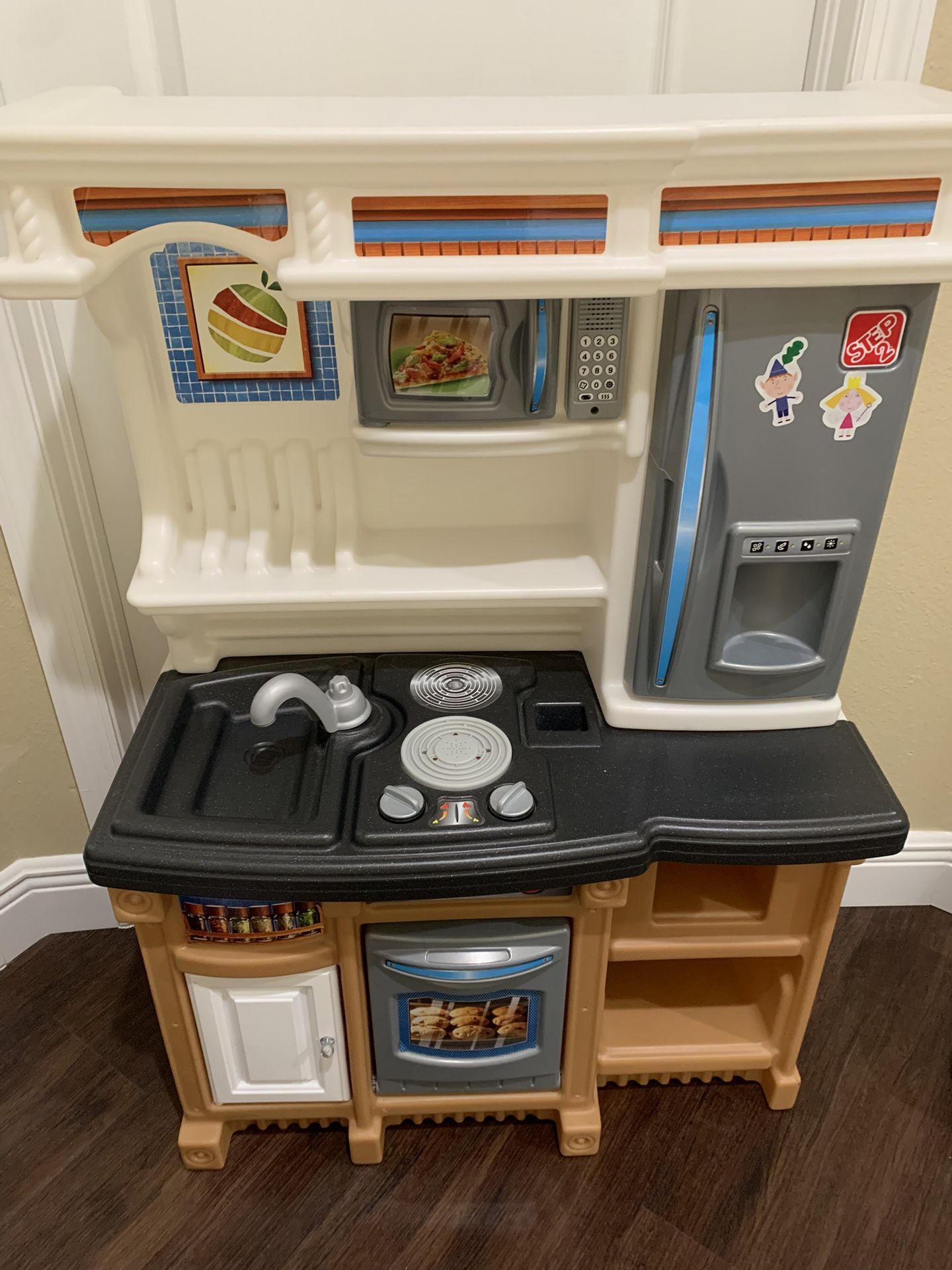 Step 2 Like-new Kitchen And Accessories