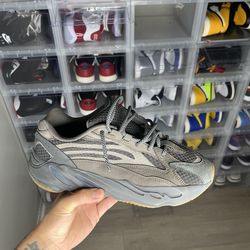 Yeezy 700 V2 Geode size 9.5