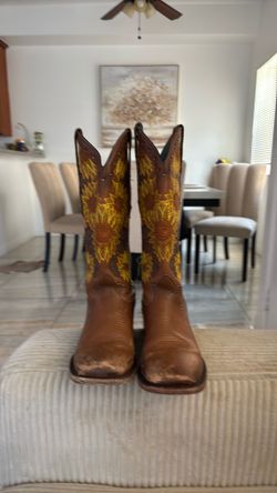 Brown boots with sunflower
