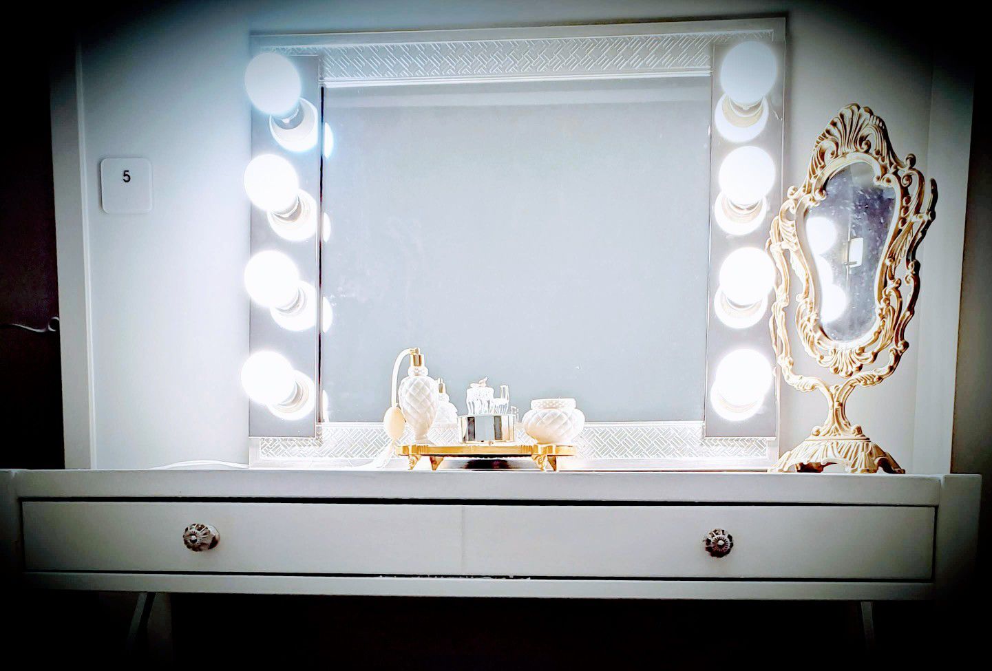 Professional Makeup Vanity Mirror -- Hollywood Style LED lighted Mirror