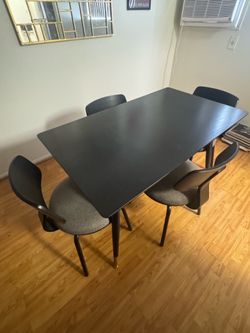 Dining table + 4 chairs