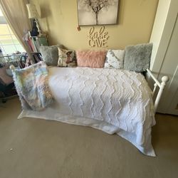 White day Bed With Trundle 