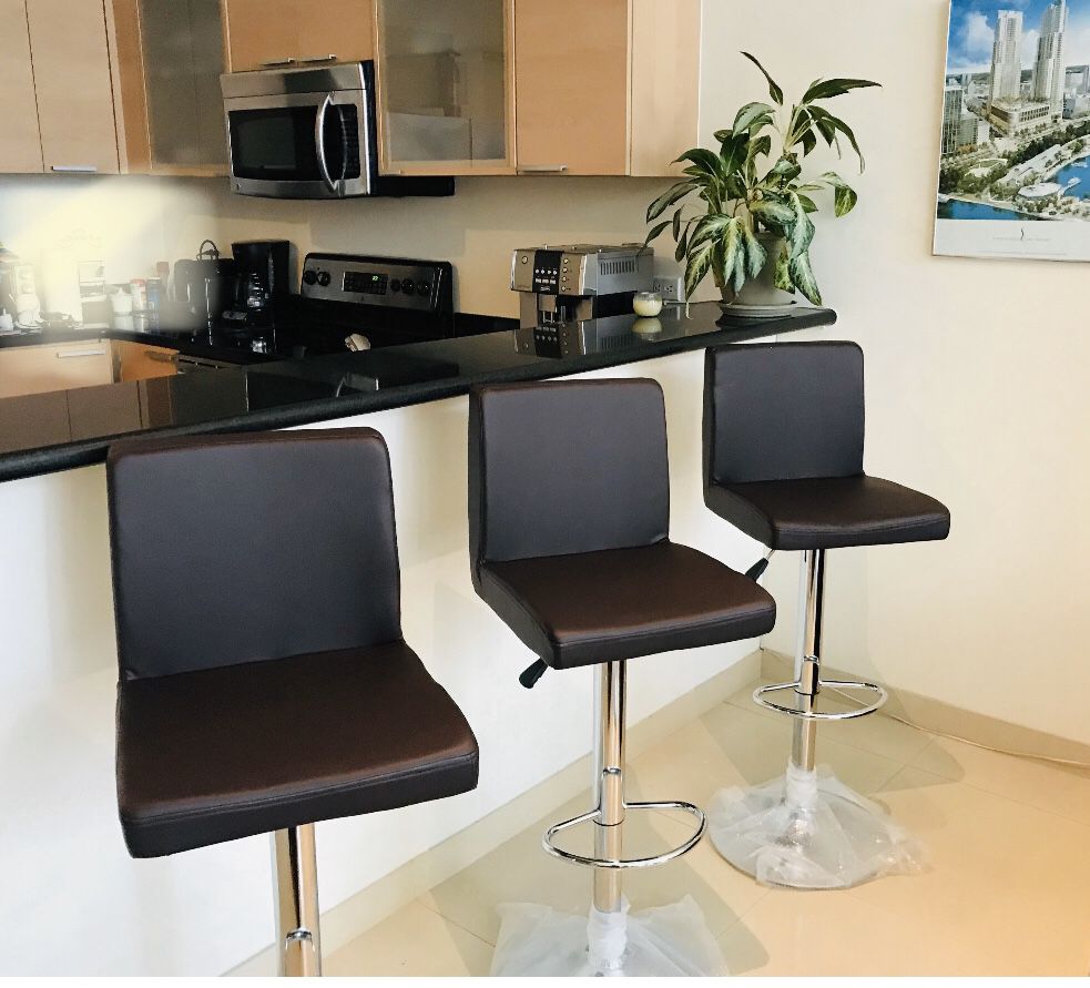 New modern set of 3 ajustable Bar stools