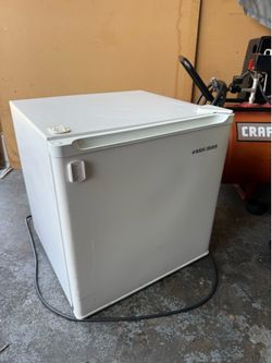 Mini fridge black and decker